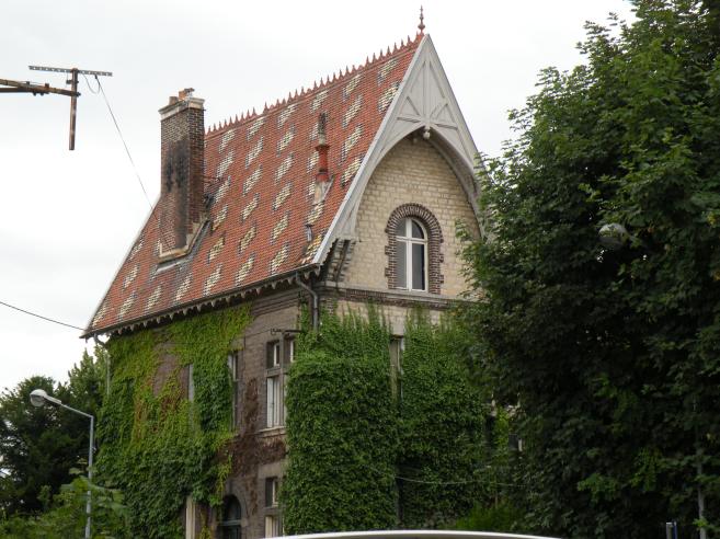 maison avec joli toit en tuiles